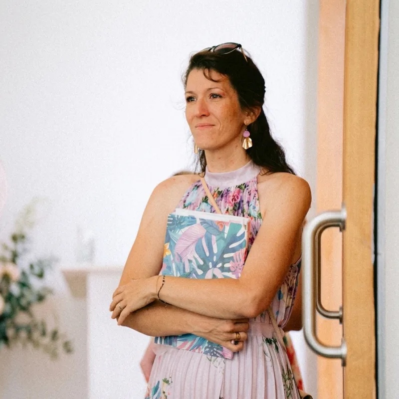 Claire Lys, fondatrice de Totem, en robe fleurie lors d'un événement qu'elle anime