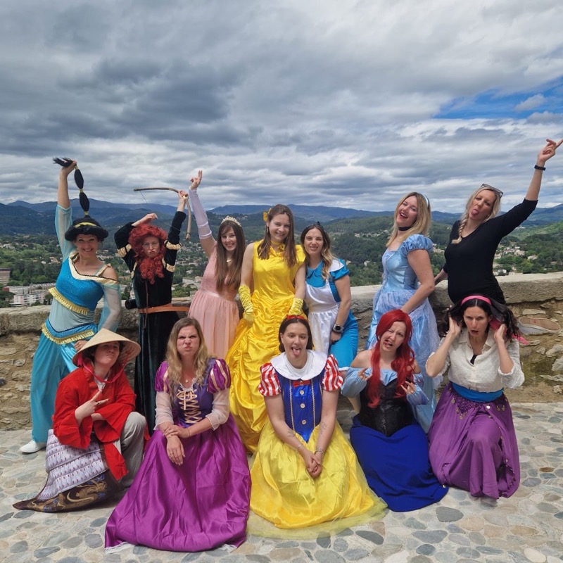 Groupe d'amies déguisées en princesses, tout sourire lors d'un EVJF sur mesure organisé par Totem