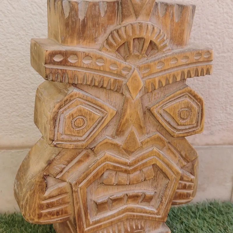 Totem sculpté en bois, accessoire de décor pour un jeu d'aventure